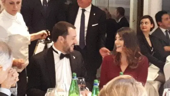 Salvini e Isoardi si ritrovano allo stesso tavolo a una cena di gala