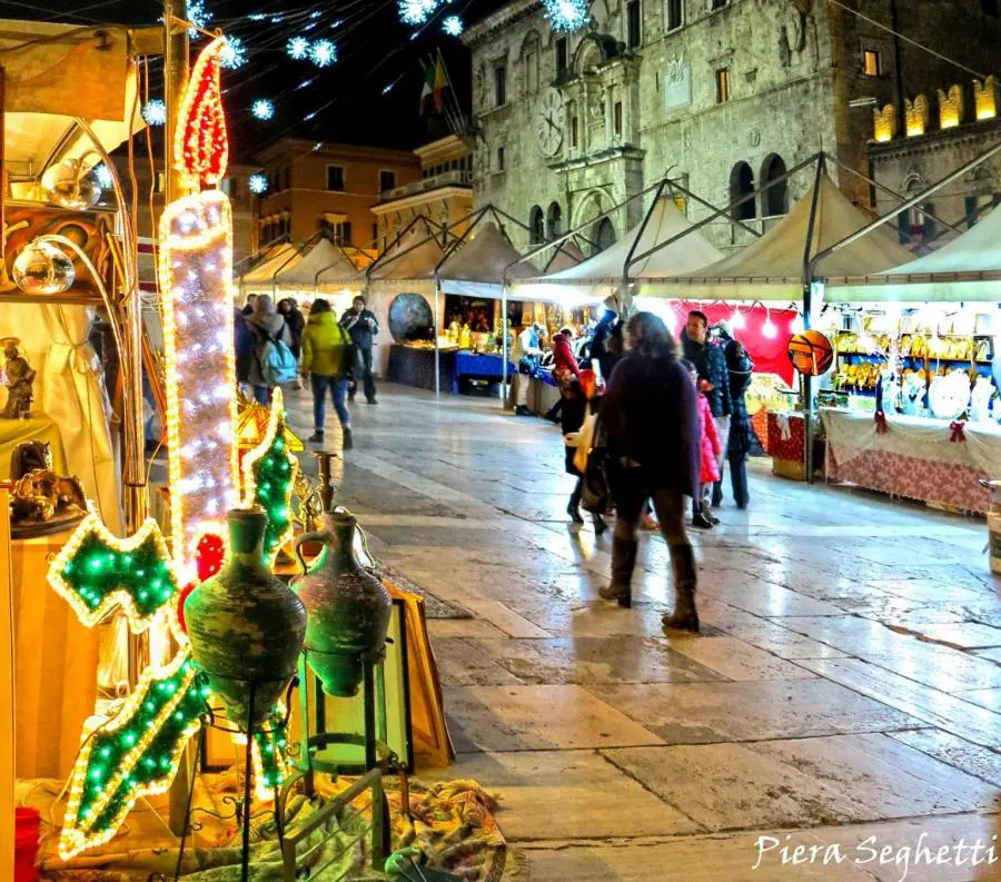 Italia in festa, i mercatini natalizi battono città d’arte e vacanze in montagna
