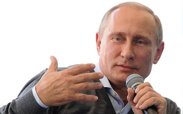 Russia, una statua di Putin per lamentarsi: “Così almeno ci ascolterà”