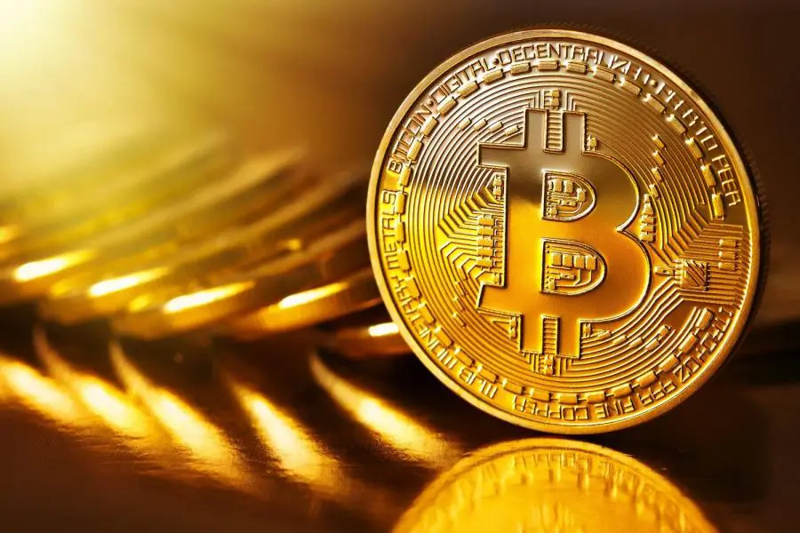 Bitcoin vola verso i 13.000 dollari, ai massimi da gennaio