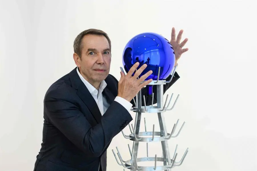 Jeff Koons, il suo coniglio gonfiabile in acciaio venduto all’asta per 91 milioni di dollari: record per un artista vivente