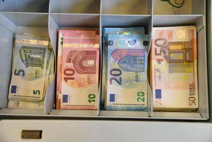 Stretta sui contanti, faro su chi versa e preleva più di 10 mila euro al mese