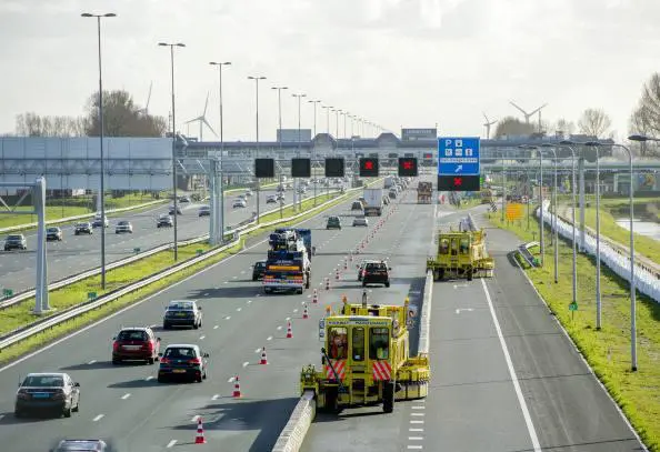 Non c’è più posto per i morti nei cimiteri. L’idea inglese: ‘compostiamoli’, ai bordi delle autostrade