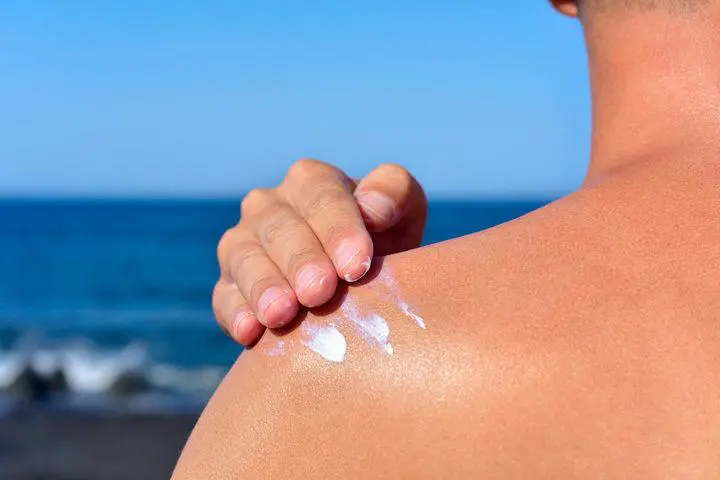 Scotta il test Altroconsumo sui solari viso: 5 i prodotti che non proteggono quanto promettono