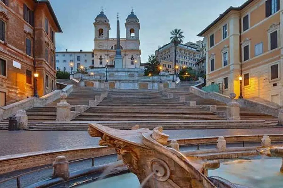 Roma, vietato sedersi sugli scalini di Trinità dei Monti