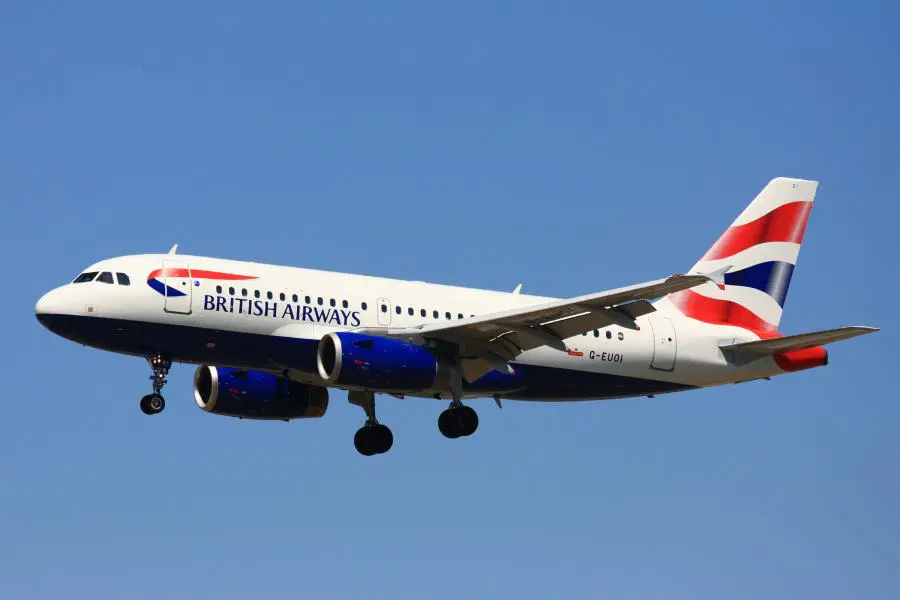 Stranezze d’oggi, un signore si imbarca a Londra per gli USA e scopre di essere solo