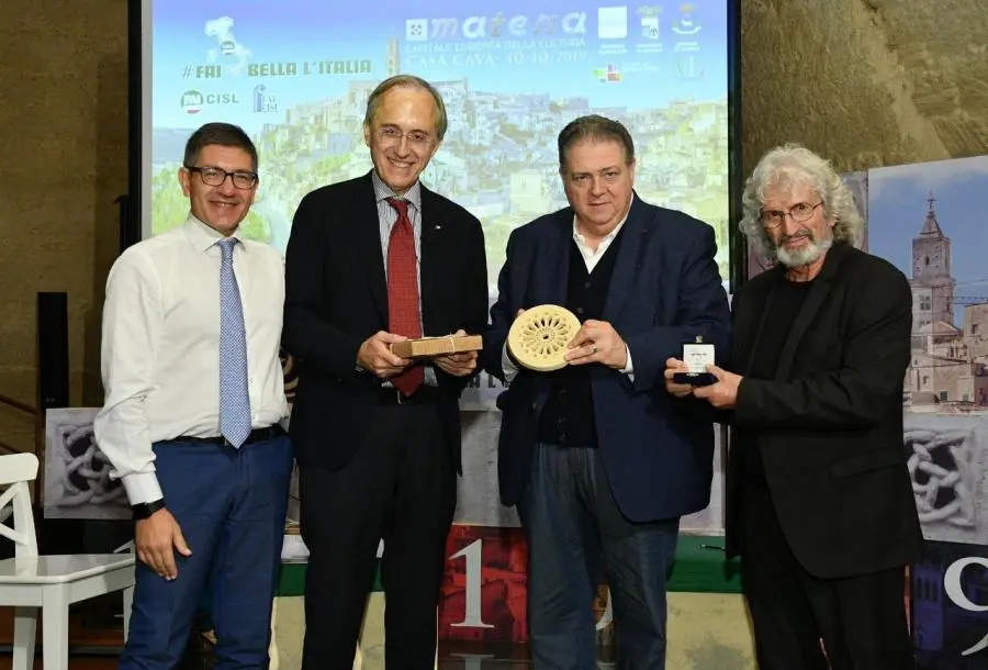 Matera 2019, giovedì 10 ottobre c’è stato l’evento “Fai bella l’Italia” organizzato da Fai Cisl:  il maestro Ignazio Colagrossi ha realizzato la medaglia commemorativa