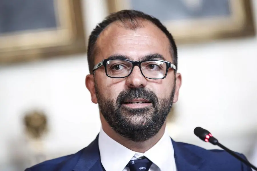 Fioramonti: “Crocefisso in aula? Il tema non è una priorità. Ma credo in una scuola laica”