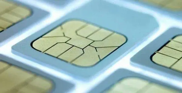 Addio alla “tesserina” nel telefono: la sim diventa virtuale e gli operatori si adeguano