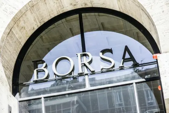 Borsa: Milano riduce calo, sale spread