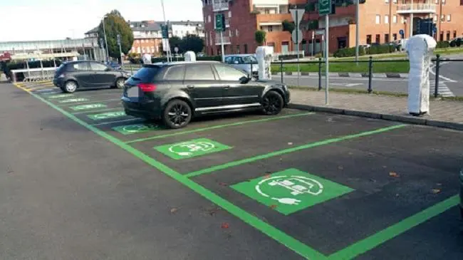 Energia, allarme Authority: “Per l’auto elettrica mancano le infrastrutture”