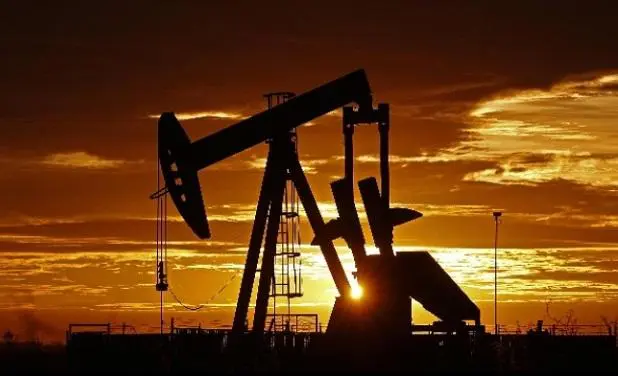 Petrolio a picco del 70%, ma il carburante cala di poco: cosa sta succedendo