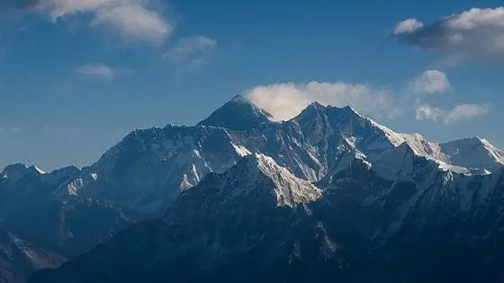 Everest in lockdown. Gli sherpa: “Andiamo a togliere i rifiuti: senza alpinisti è più facile”. Il “no” di Katmandu