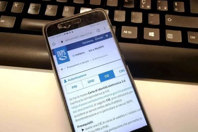 Carta d’identità e smartphone: così da oggi si può accedere ai servizi della Pa, da casa