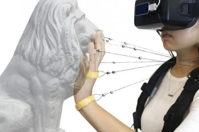 Quelle stringhe intrecciate alle mani che simulano il tatto nella realtà virtuale