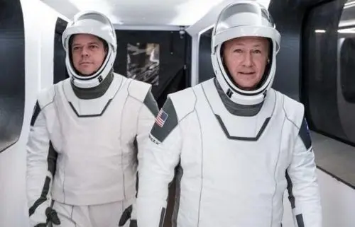 Viste da vicino: le tute spaziali per la Crew Dragon di SpaceX