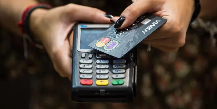 Ecco la “botta” sui pagamenti: aumenta la “tassa” alla cassa