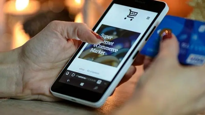Shopping on line: in cinque anni gli acquisti da mobile hanno raggiunto il 51% del totale