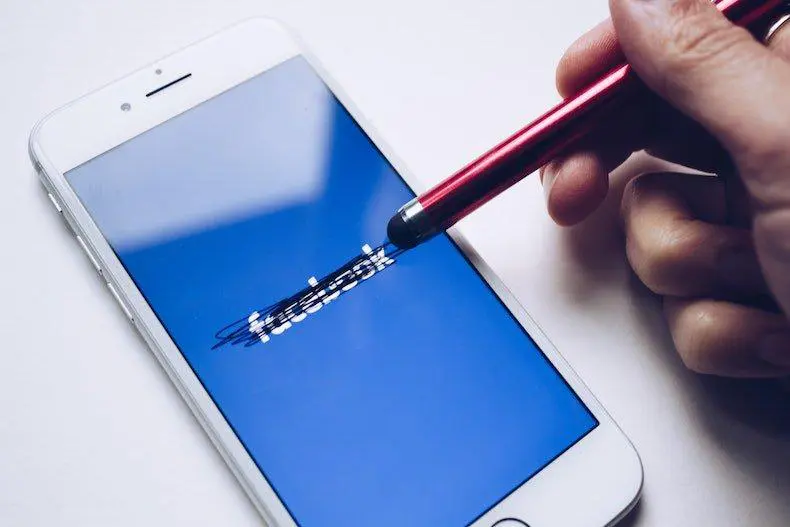 Disinformazione, le aziende ritirano la pubblicità da Facebook ma la piazzano su altri siti inaffidabili