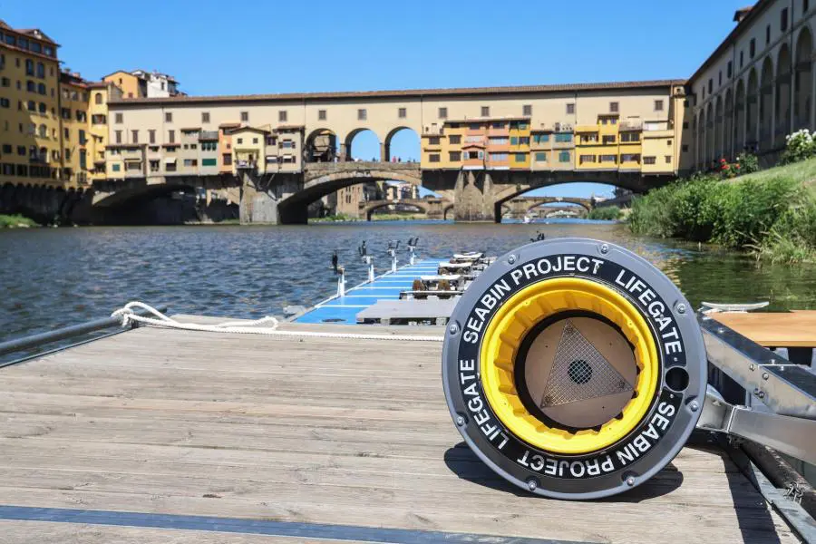 Firenze, il cestino mangia plastiche e microplastiche debutta nell’Arno