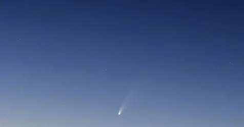 Meravigliosa cometa con una lunga coda visibile a occhio nudo dall’Italia: come e quando ammirarla
