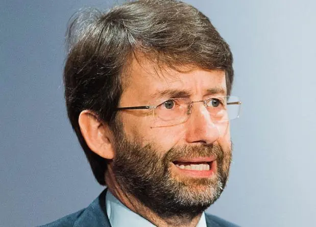 Decreto Agosto, da dicembre il rimborso per chi paga con carta. Misure per i negozi dei centri storici e per la filiera alimentare