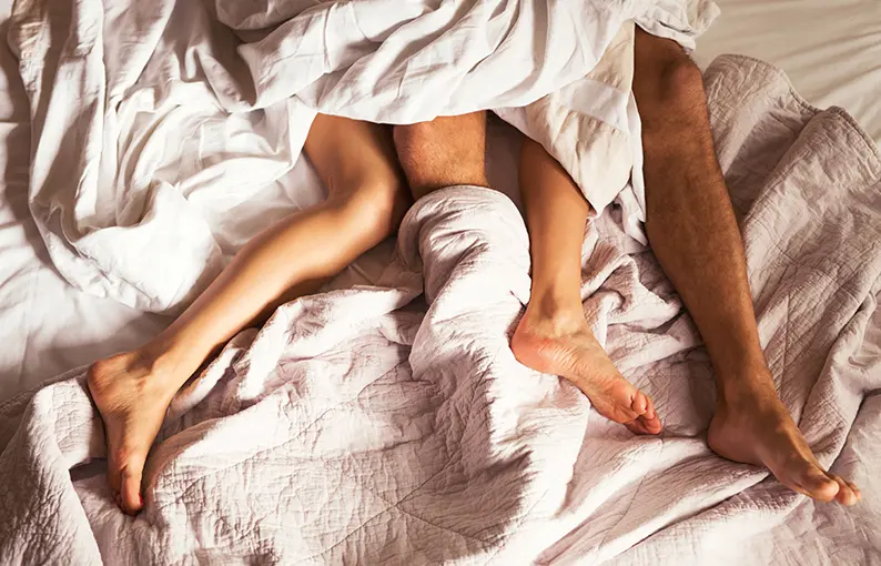 Andresti a letto con uno sconosciuto? Il 52% delle più giovani risponde di sì.