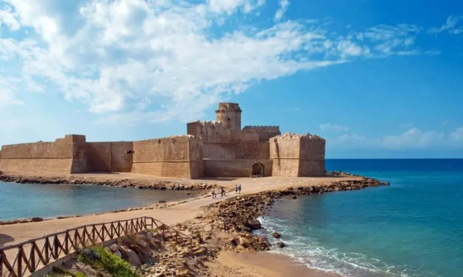 Ripulisce la spiaggia del paese, l’esempio di una giovane calabrese
