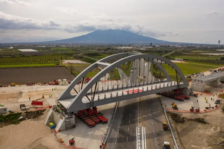 Webuild, installato primo dei tre viadotti da 2.500 tonnellate sulla tratta Napoli-Cancello dell’Alta Velocità/Capacità Napoli-Bari