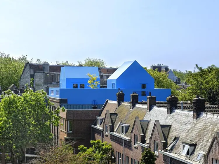 Sul tetto di quest’edificio c’è una casa tutta azzurra che sembra un sogno