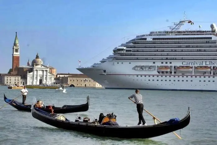 Stop al passaggio delle Grandi Navi a Venezia. Franceschini: “Decisione importante, attesa dall’Unesco”