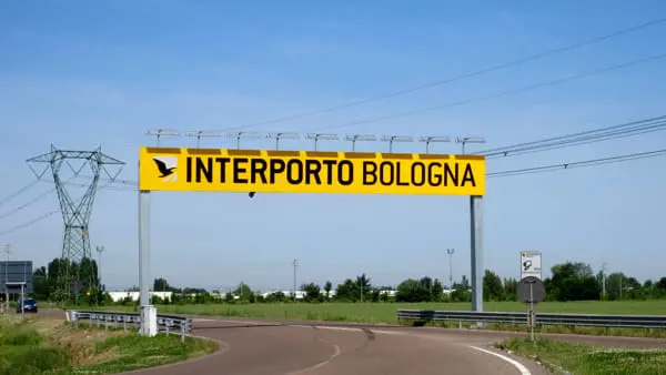 Bologna, lavoratori licenziati con un sms
