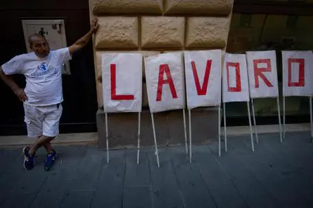 Istat: a luglio -23mila occupati ma +440mila su anno
