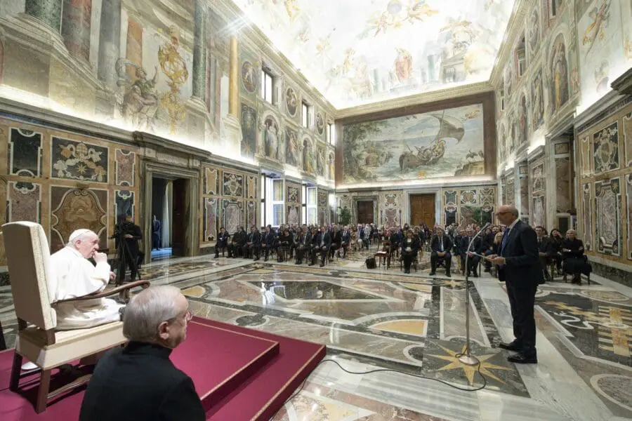 Papa Bergoglio ai farmacisti ospedalieri:  siete i professionisti del servizio nascosto. Tenete alta la competenza e l’etica, evitando la cultura dello scarto