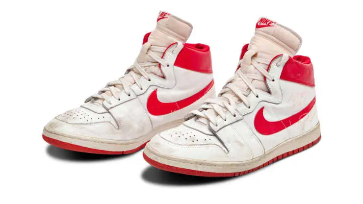 Asta record per le prime Nike di Jordan battute per oltre 1 mln