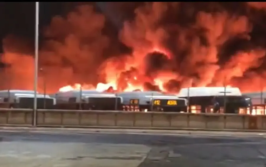 Roma, una trentina di bus Atac sono andati a fuoco nella rimessa di via Prenestina