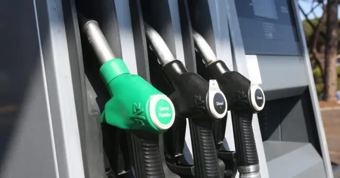 Carburanti, tornano i ribassi