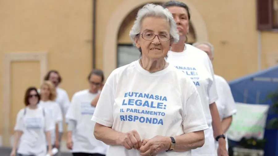 Eutanasia: 15 anni dopo la morte di Welby, l’Italia non ha ancora una legge. La politica fugge, un milione di cittadini chiede il referendum