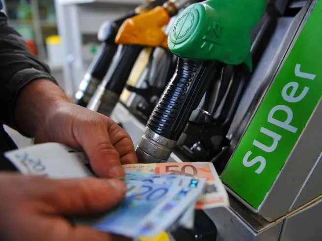 Carburanti in calo: rientro dalle vacanze più economico per gli italiani