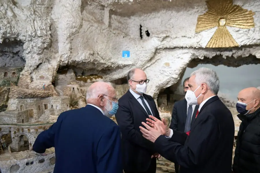 Roma, il sindaco Gualtieri ha visitato il Presepe dei Netturbini