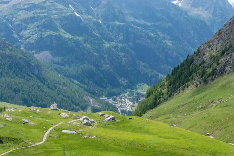 GenZ innamorata della montagna: è boom di prenotazioni