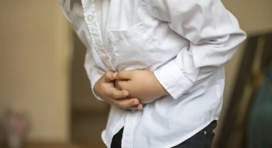 Mal di pancia nei bambini, la linea sottile tra disagio passeggero e problemi maggiori