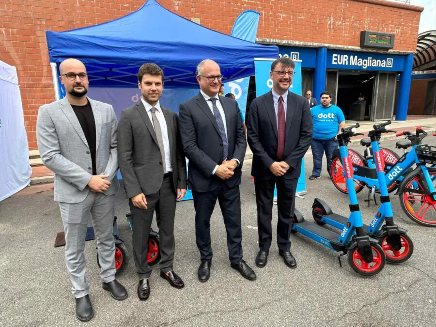 Roma, inaugurato il nuovo servizio di monopattini in sharing