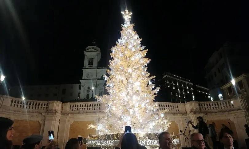 Magia Dior a Roma: L’albero di Natale illumina Piazza di Spagna
