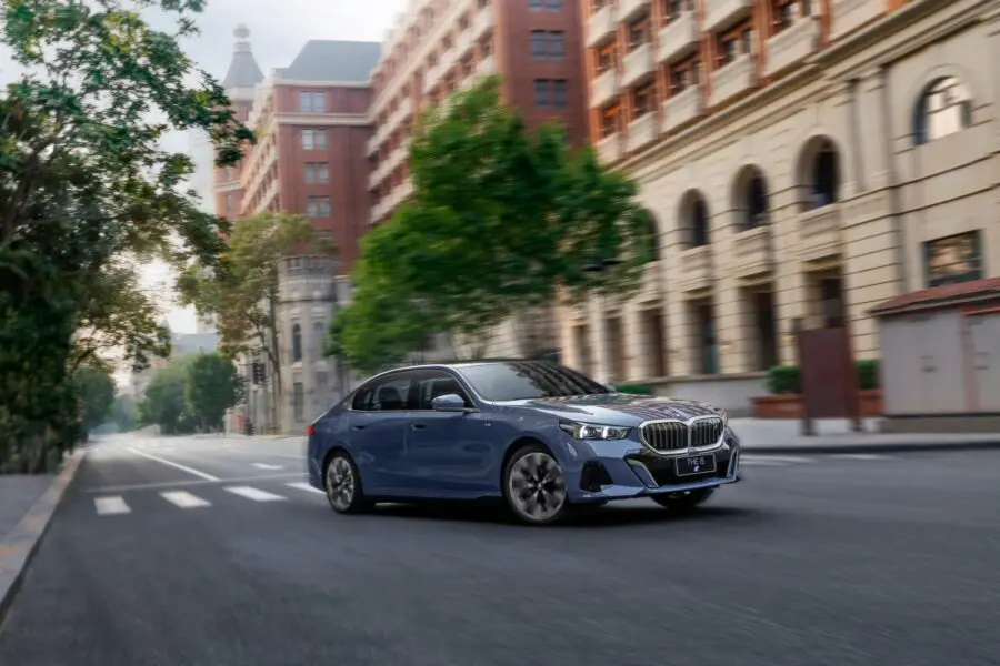 Nuova BMW 5 Series Sedan e BMW i5: esclusive per il mercato cinese