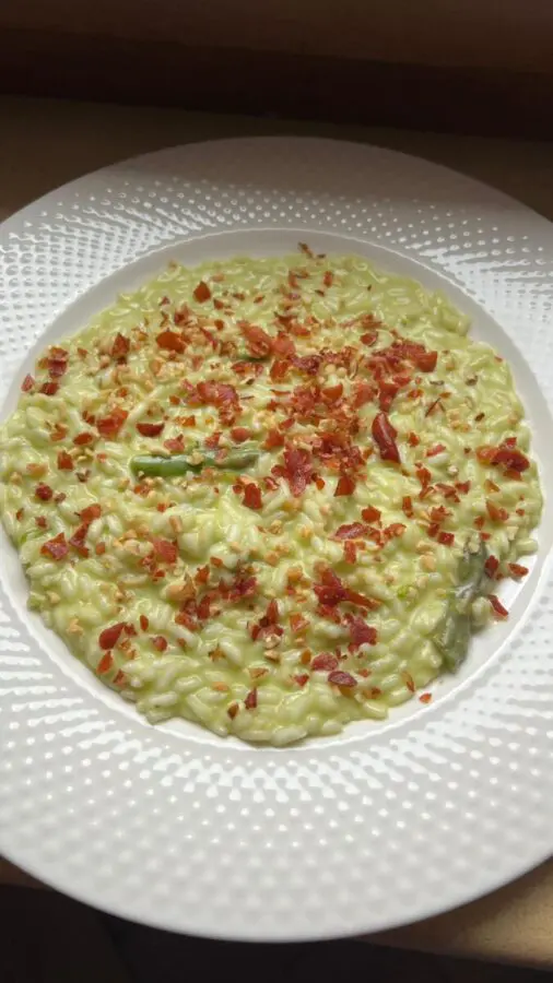 Pasqua si avvicina, si deve provare il risotto agli asparagi con nocciole e speck