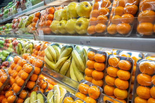 Ortofrutta al supermarket. Stop alle sole plastiche monouso. Dal 2030