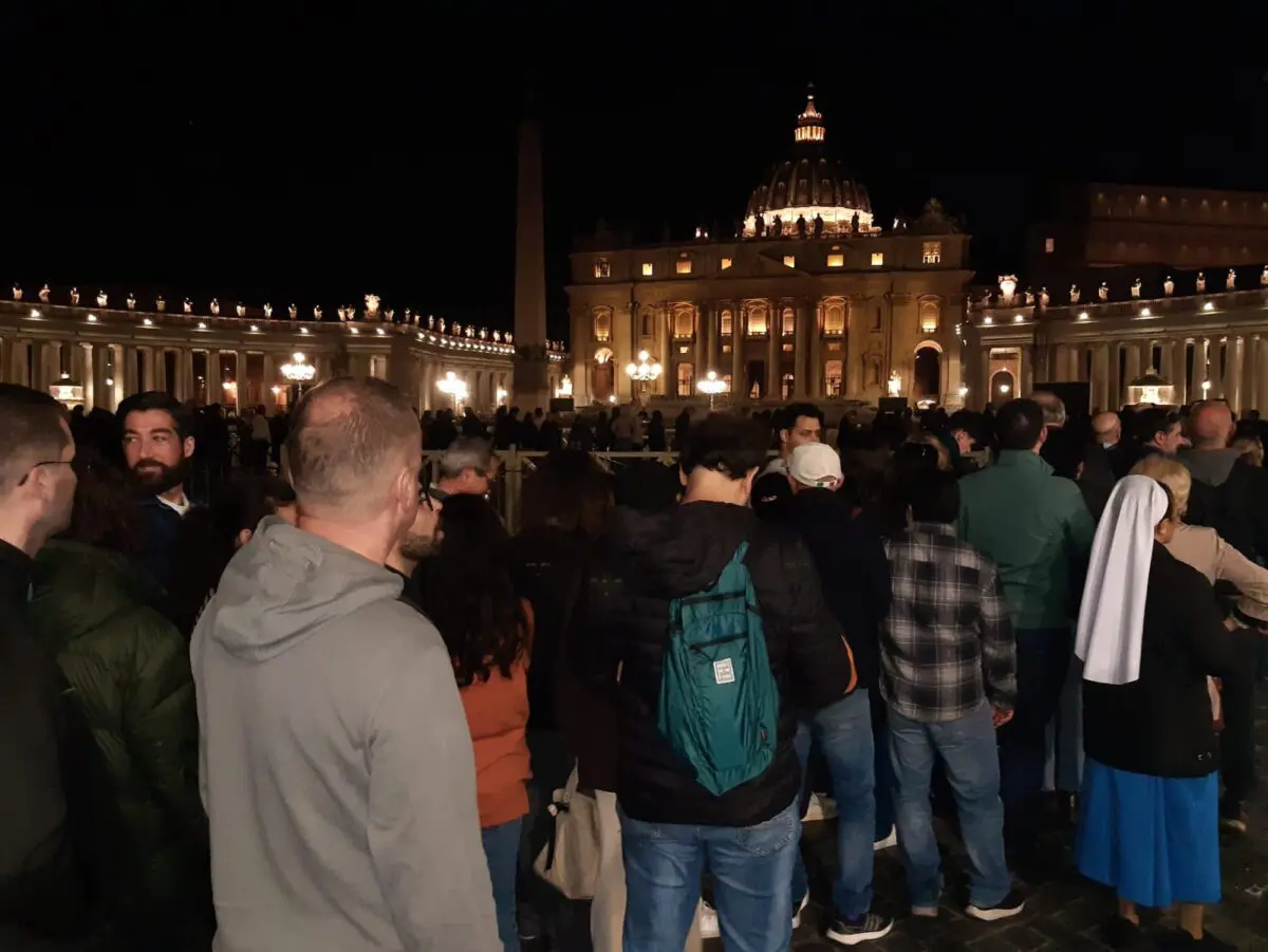 Folla notturna per il Papa, oltre 48mila fedeli in coda per l’ultimo saluto