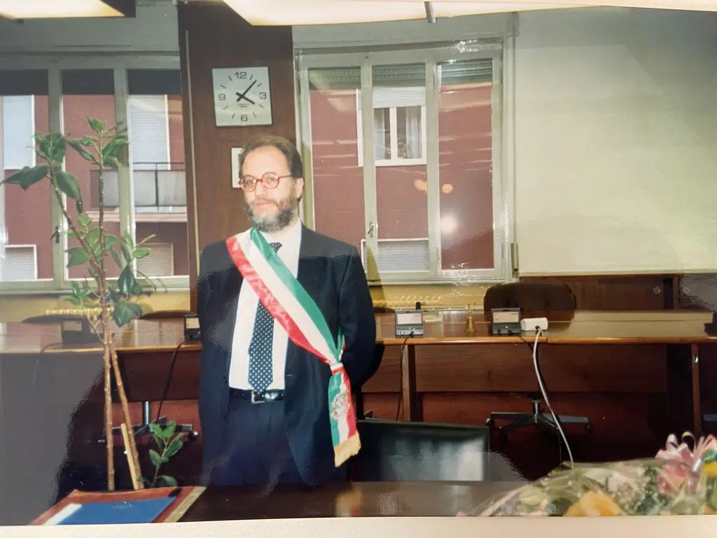 Chi sbaglia il Tricolore? Sindaci nel mirino, Raspelli fa scuola