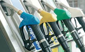 Benzina e prezzi in calo grazie al ribasso del petrolio